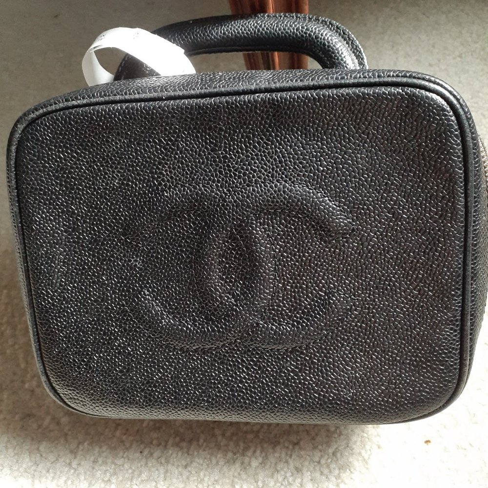 CHANEL caviar zip around vanity bag black EUC